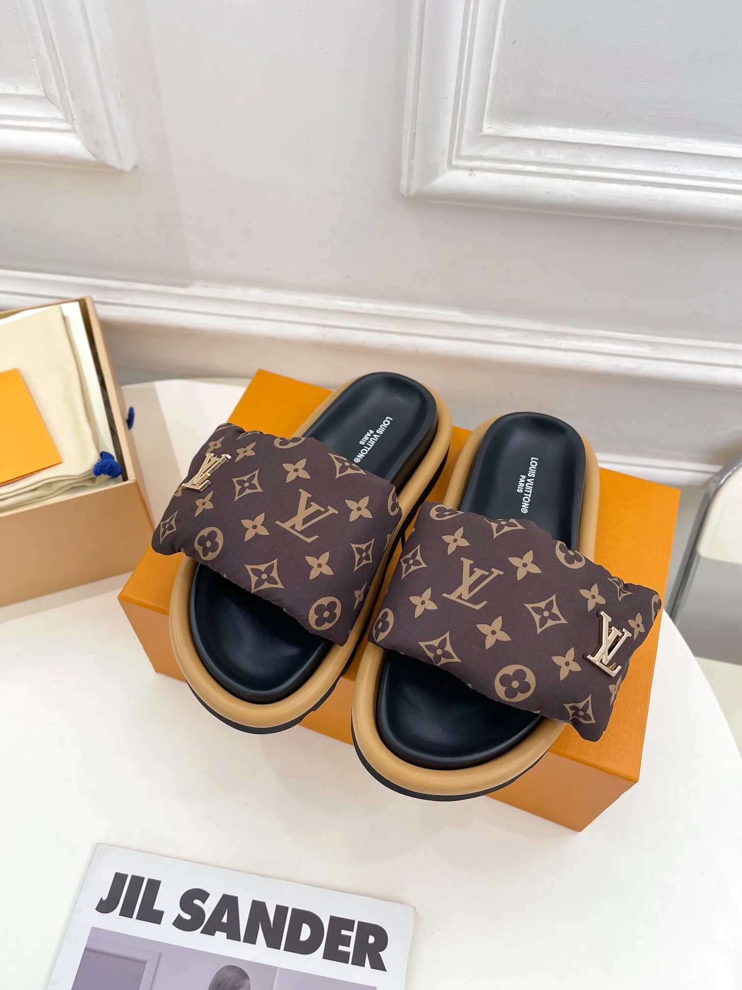 👟👟Ex-factory price 360👟👟 Women's Shoes Women's Clothing LV | Louis Vuitton ²⁰²³ 𝐬𝐬 🧡💚2023 Spring and Summer New Products The counter features the latest embossed slippers, hard goods, new🆕 High-end! A popular model among bloggers at home and abroad, it’s retro and fashionable and looks amazing on your feet! Mainly recommended model on the official website★ ━━━━━ ЅᏇєєt ━━━━━ ▪️Upper: High-customized mercerized cloth➕Embossed ▪️Inner lining: Imported goatskin lining ▪️Outsole: Original open-molded non-slip and wear-resistant foam sole ▪️Code number: women's code 35-40 men's code 39-44